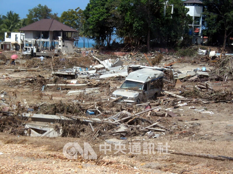 泰國南部攀牙省高拉地區當年受南亞大海嘯侵襲，災況嚴重，2005年1月1日仍一片狼藉。（中央社檔案照片）