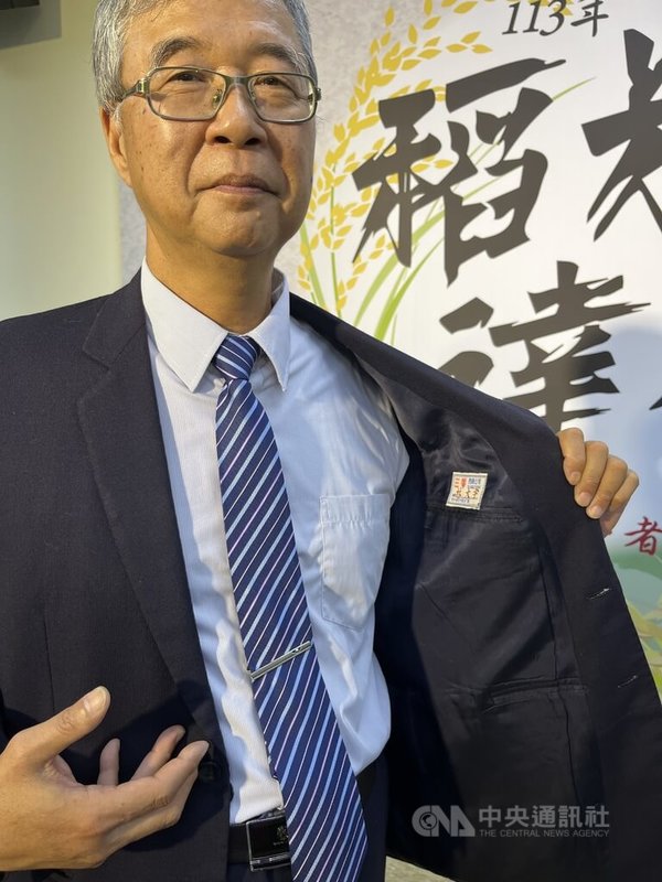 台中市烏日區稻農林凡閔(圖)26日出席「113年台灣稻米達人之光表揚記者會」表示,自己承襲父業栽種水稻,父親過世時,留了2套訂製西裝給他,國、內外2度摘金,他各穿了一套出席,就像是他跟父親一起努力種好水稻、一起獲得國內外光榮的肯定。中央社記者楊淑閔攝 113年12月26日