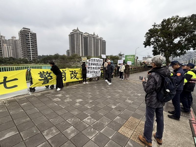 新北市淡海新市鎮警消共構大樓27日開工動土，但場外有民眾遞交連署陳情書，並掛起布條、舉標語抗議，不滿犧牲公園綠地，要求停工重新選址。（民眾提供）中央社記者黃旭昇新北市傳真  113年12月27日