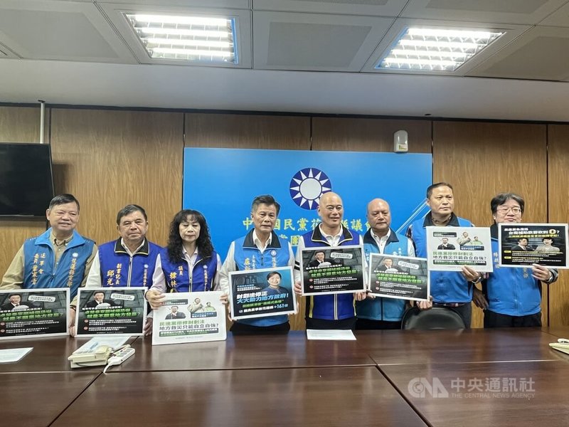 國民黨花蓮縣黨部主委盧新榮(左4)等人27日在議會開記者會,表示力挺財劃法修正案。中央社記者張祈攝 113年12月27日
