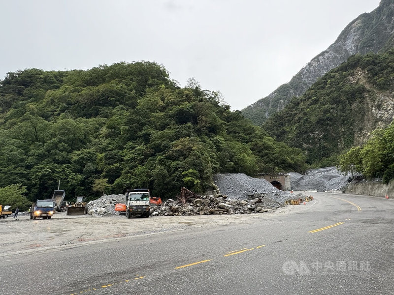 立法院日前三讀修正通過財劃法，民進黨花蓮縣議員引用整理圖卡，多項重大工程將受影響，其中蘇花安完工時間增加9年，憂心影響地方交通安全。圖為蘇花公路匯德隧道北口坍方路段。中央社記者張祈攝  113年12月27日