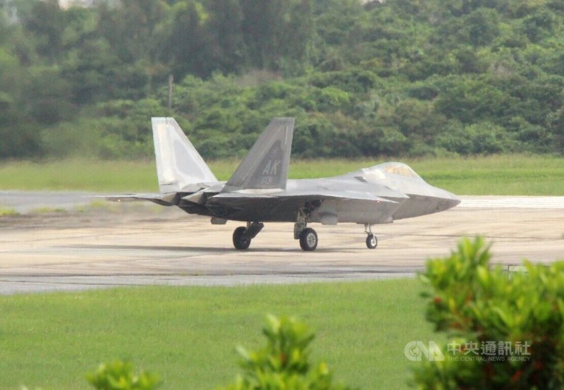 美國空軍打算以「次世代空優」（NGAD）的六代機計畫取代現有F-22戰機。但在有/無人戰機孰優孰劣的爭執下，美國空軍將把發展方向留給候任的川普政府定奪。圖為2024年10月美軍駐防於沖繩的F-22。中央社記者陳亦偉攝  113年12月27日