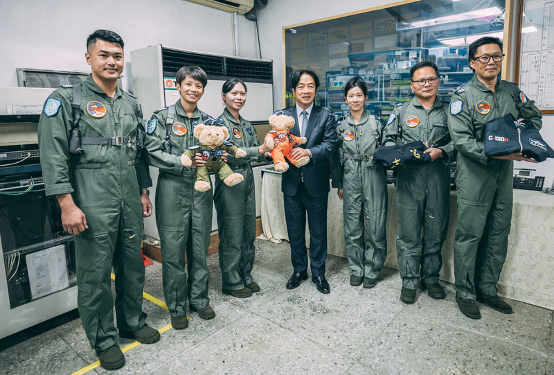 總統賴清德（中）27日下午前往屏東勗勉空軍第六聯隊第十空運大隊感謝辛苦付出，並表示，政府也會持續給予國軍最大的支持，當國軍最堅實的後盾。（總統府提供）中央社記者溫貴香傳真  113年12月27日