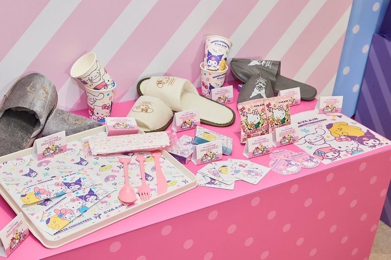 長榮航空Hello Kitty彩繪機機艙內提供旅客許多三麗鷗元素的服務備品,可愛又吸睛。(長榮航空提供)中央社記者汪淑芬傳真 113年12月27日