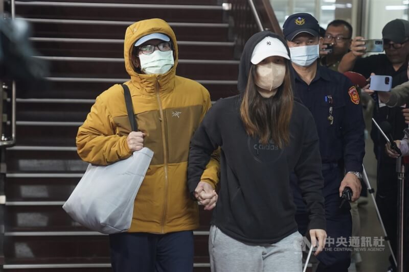 台北地檢署審理京華城案,裁定前台北市辦公室主任李文宗(左)除了新台幣200萬元外,加保800萬元,並限制出境、出海、住居,且不得有任何接觸同案被告、證人的行為。圖為李文宗在家人陪伴下離開地院。中央社記者徐肇昌攝 113年12月27日