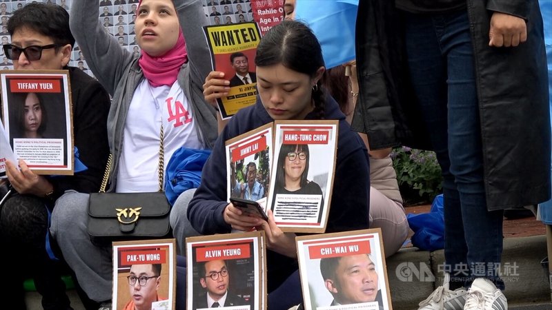 香港近年以國安法打壓民主運動，反送中運動學運領袖之一邵嵐（前）5月5日參與在中國駐美大使館外的抗議活動，呼籲釋放遭拘禁的民運人士。中央社記者石秀娟華盛頓攝  113年12月27日