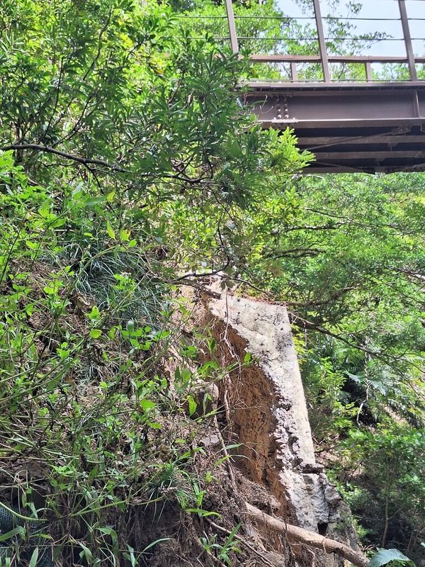 屏東里龍山步道受颱風山陀兒影響,鋼構跨越橋護坡基礎淘空,約2.2公里處至三角點(約4.07公里處)間路段持續暫停開放。(林業及自然保育署屏東分署提供)中央社記者黃郁菁傳真 113年12月27日