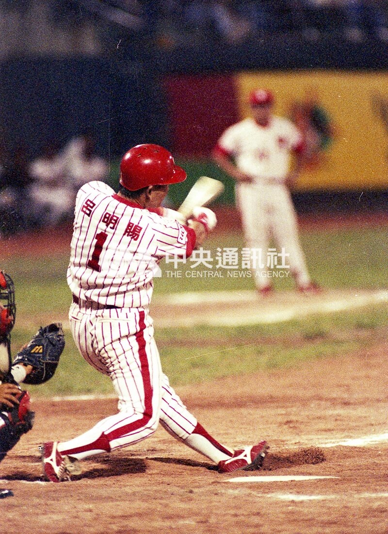 1993年中、日職棒邀請賽,味全龍出戰日本巨人隊時,「亞洲巨炮」呂明賜打出2支安打。中央社記者鄭傑文攝 82年11月14日