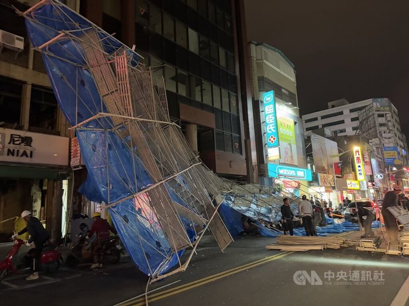 花蓮市中山路一處大樓近期搭起鷹架整修外牆，28日晚間不明原因倒塌，4層樓高鷹架傾倒殃及路旁汽、機車，造成一名女子受傷送醫。中央社記者張祈攝  113年12月28日