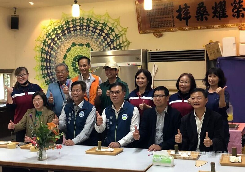 環境部長彭啓明(前中)28日赴雲林訪視獲國家環境教育獎肯定的古坑鄉大埔社區發展協會,並與協會幹部及社區民眾開心合影留念。中央社記者黃國芳攝 113年12月28日