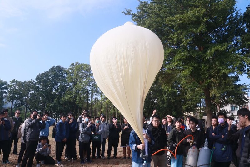 國立成功大學太空系統工程研究所28日在歸仁校區展開年度探空氣球釋放任務，攜帶實驗儀器升空至平流層，蒐集相關數據，培養學生理解太空任務過程。（成功大學提供）中央社記者張榮祥台南傳真  113年12月28日