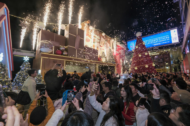 香港旅遊業人士28日指出，香港耶誕假期人潮增加，市場回溫，不過陸客消費力較疫情前大減6成。圖為24日耶誕夜，香港尖沙咀一間商場燃放煙火，吸引市民與遊客拍照。（中新社提供）中央社  113年12月28日