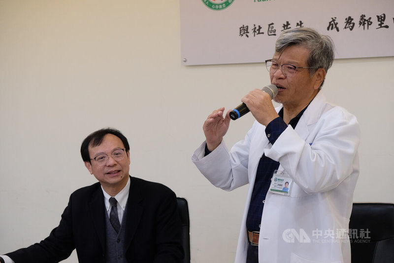 健保署長石崇良（左）28日到彰化員郭醫院視察時受訪表示，健保以急性後期醫療整合照護模式（PAC）助患者避免重症後失能，預計2025年上半年將針對3大方向檢討修正，下半年實施小規模試辦，估最快可在籌編民國115年總額時納入新模式。中央社記者曾以寧攝  113年12月28日