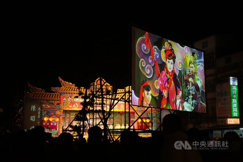 屏東王船文化館盛大開幕，28日晚間邀請明華園戲劇總團在館前帶來精彩節目，上演「么嘍正傳」。中央社記者黃郁菁攝 113年12月28日