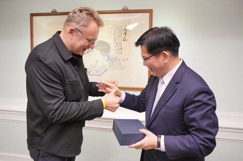烏克蘭利維夫市長薩多維(左)(Andriy Sadovyy)27日替外交部長林佳龍(右)戴上UNBROKEN(無堅不摧)特色手環,象徵雙方友好情誼。(外交部提供)中央社記者吳書緯傳真 113年12月28日