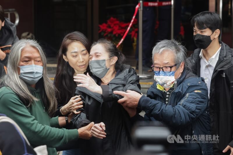 台北地檢署偵結京華城等案，台北地院27日裁定被告國民黨台北市議員應曉薇（中）以新台幣1500萬元交保。應曉薇下午辦保完成，步出北院見到大批媒體，當場哭喊「我沒有貪汙」。中央社記者裴禛攝　113年12月27日