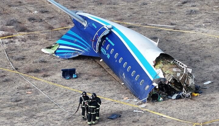 亞塞拜然航空一架載有67人的客機，25日墜毀於哈薩克西部的阿克套市附近，機上38人罹難、29人生還。 （路透社）