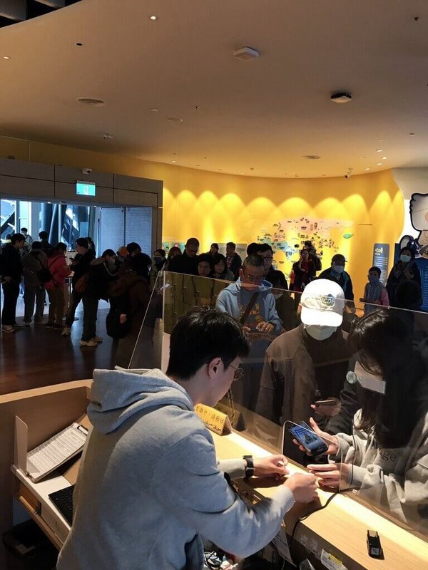 國立故宮博物院南部院區慶祝開館9週年,28日、29日開放免費參觀,只要12月壽星或入館上網送上生日祝福,可獲贈限量版囍字文物造型徽章。圖為28日遊客大排長龍領取。(故宮南院提供)中央社記者黃國芳傳真 113年12月28日