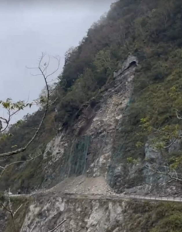 台8線中橫公路157.7K花蓮縣西寶路段28日發生上邊坡坍方，因持續有間歇性落石難以搶通，決定取消洛韶至西寶段放行措施、實施封路管制，放行狀況視29日搶修狀況另行公告。（公路局東區養護工程分局太魯閣工務段提供）中央社記者張祈傳真  113年12月28日