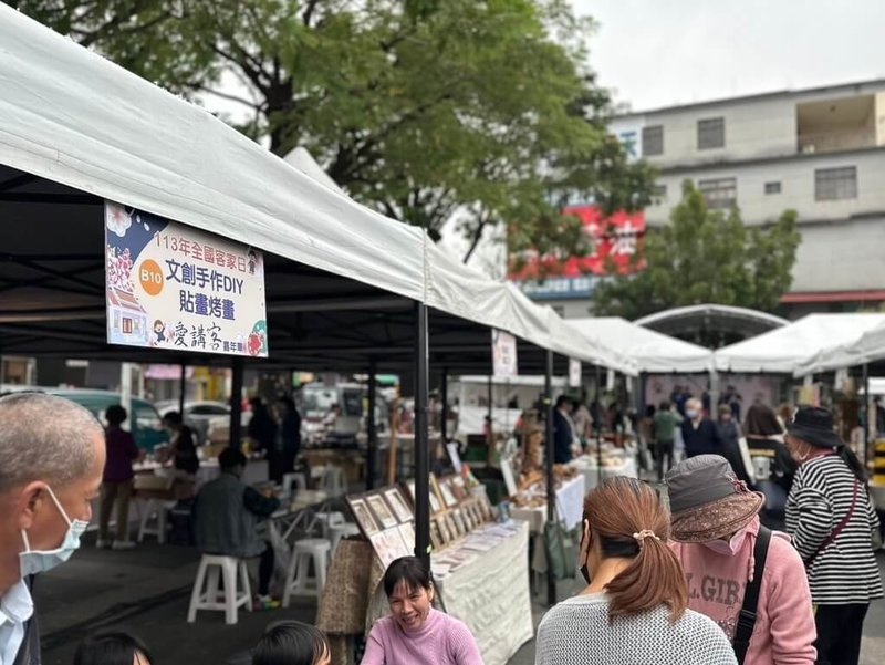 為響應全國客家日，高雄市政府客家事務委員會聯合多個學校與單位，28、29日在美濃文創中心廣場舉辦「愛講客嘉年華」活動，設置在地特色市集與各校教育闖關攤位，讓親子了解客語可以落實在學校教育與生活中。（高雄市政府客家事務委員會提供）中央社記者張已亷傳真  113年12月29日