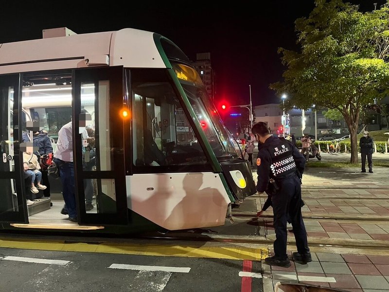 何姓男子28日晚間開車行經高雄鼓山區馬卡道路時，未依號誌指示左轉，與輕軌列車發生碰撞，現場無人員受傷，輕軌在事發後10分鐘內恢復正常通行。（高雄市政府警察局鼓山分局提供）中央社記者張已亷傳真  113年12月29日