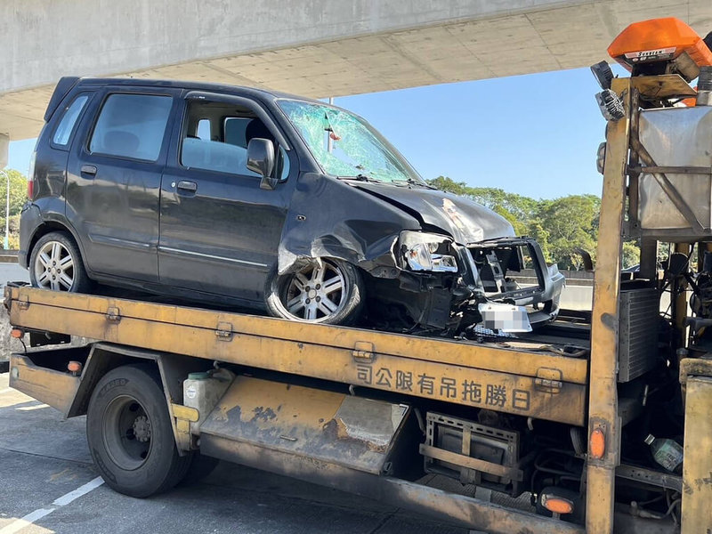 桃園市宋姓男子與家人吵架情緒不佳，開車外出在桃園區衝撞2機車騎士後逃離，桃園警分局員警獲報立即調閱監視畫面，在國道將男子攔查到案，全案依肇事逃逸罪移請偵辦。圖為肇事車輛。（桃園市警局桃園分局提供）中央社記者吳睿騏桃園傳真  113年12月29日