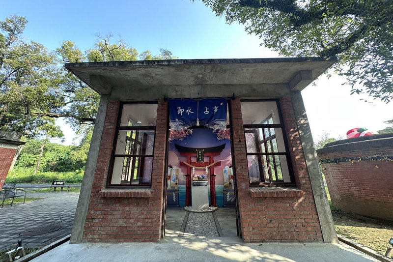 台南山上花園水道博物館園區內設有日式風情水占卜特區，供遊客體驗特殊求籤習俗，常有民眾前往祈福求姻緣。（台南市文化局提供）中央社記者楊思瑞台南傳真  113年12月29日