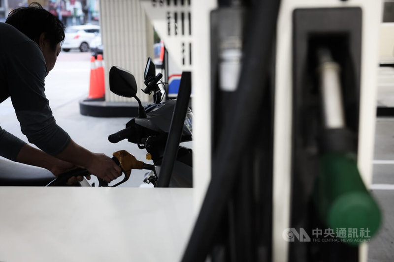 中東地緣政治動盪致國際油價上漲,台灣中油持續啟動油價平穩雙機制,並宣布30日凌晨零時起,汽、柴油每公升零售價皆不調整。中央社記者吳家昇攝 113年12月29日
