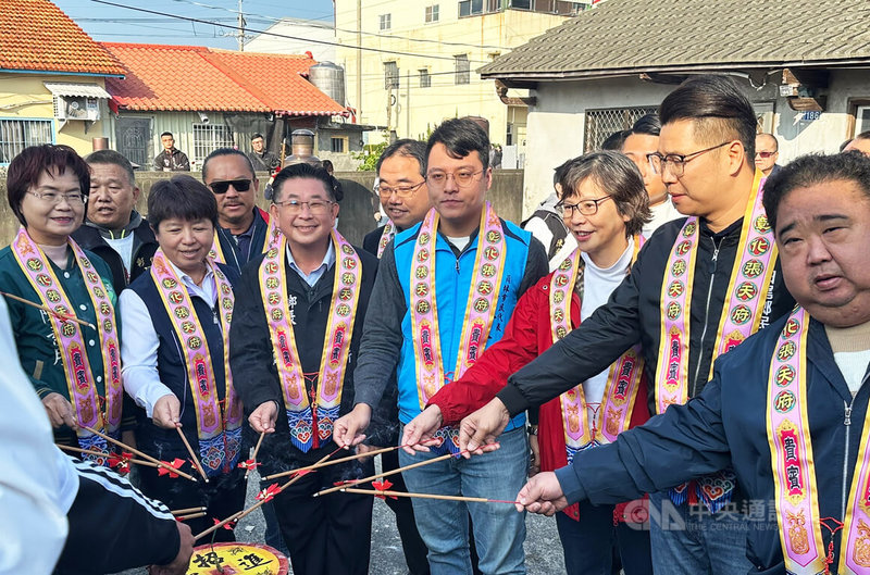 民進黨立委陳素月（左）、民眾黨前立委蔡壁如（右3）及各黨派地方人士等，29日上午到彰化縣田尾鄉參加遶境大典。中央社記者鄭維真攝  113年12月29日