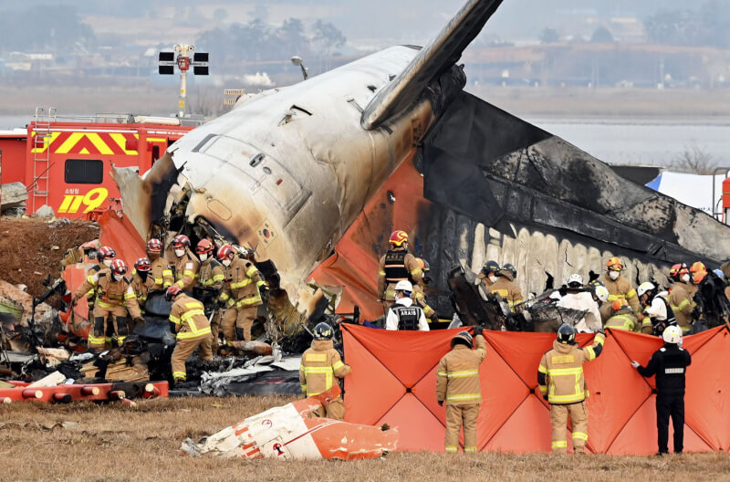 韓國濟州航空客機29日降落韓國務安國際機場時失事衝出跑道，撞到機場圍牆後爆炸起火，當局出動大量消防搜救，機上含機組員181人已知177人罹難、2人失蹤、2人獲救。（共同社）