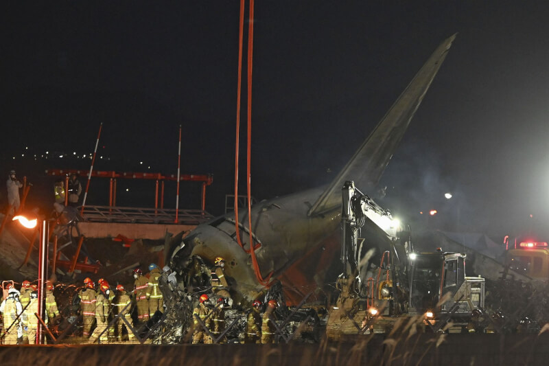 韓國濟州航空29日失事航機含機組員共179人罹難，僅2名機組員生還。圖為事故現場消防人員與大型機具。（共同社）