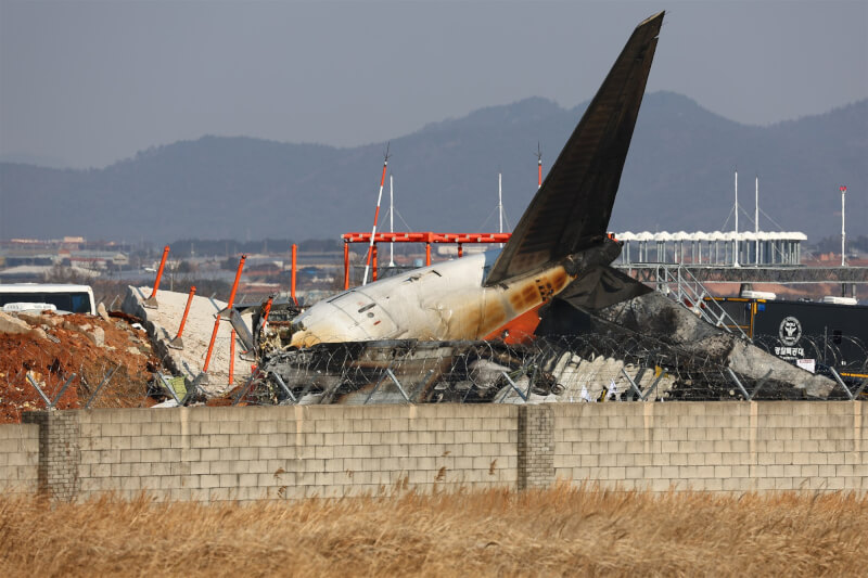 濟州航空班機29日降落韓國務安國際機場時衝出跑道撞向機場圍牆爆炸起火，韓國政府已將空難事故的全羅南道務安郡劃為「特別災難地區」。（韓聯社）