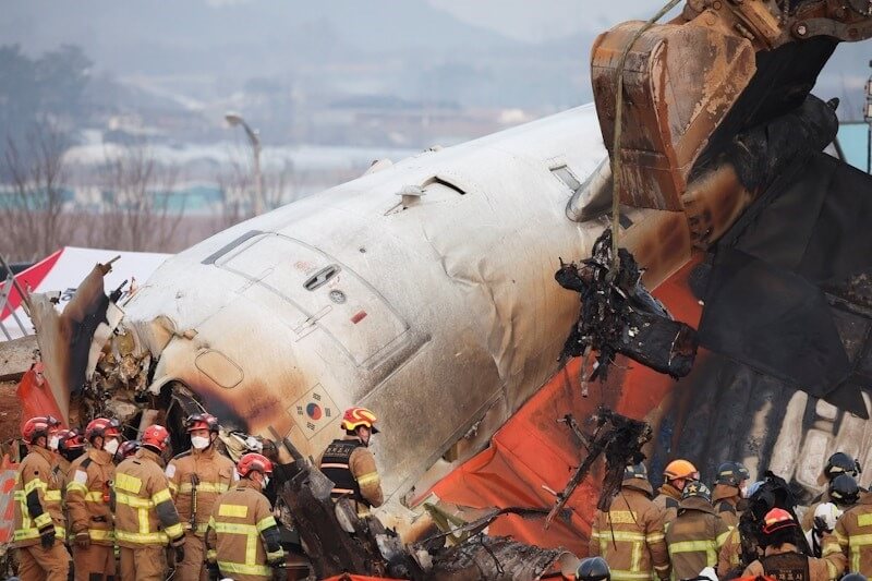 韓國濟州航空29日空難事故已知逾百死，現場出動大型機具協助消防搜救。（路透社）