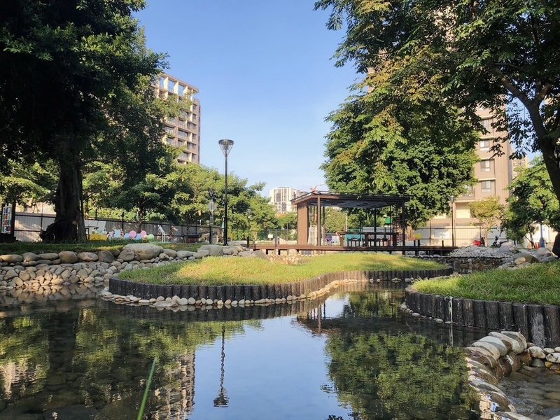 台中市東區「蜜糖公園」30日完工啟用，園區保留糖廠遺構、湧泉意象及多棵大樹，盼成為東區綠意新地標。（台中市政府提供）中央社記者郝雪卿傳真  113年12月30日