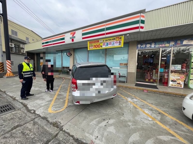 苗栗縣警察局頭份分局表示,邱姓男子考駕照前上路練車,29日在永貞路一間超商前停車場停車時,不慎誤踩油門,撞破超商落地窗,警方依規舉發無照駕駛,邱男將挨罰新台幣1萬8000元。(民眾提供)中央社記者管瑞平傳真 113年12月30日