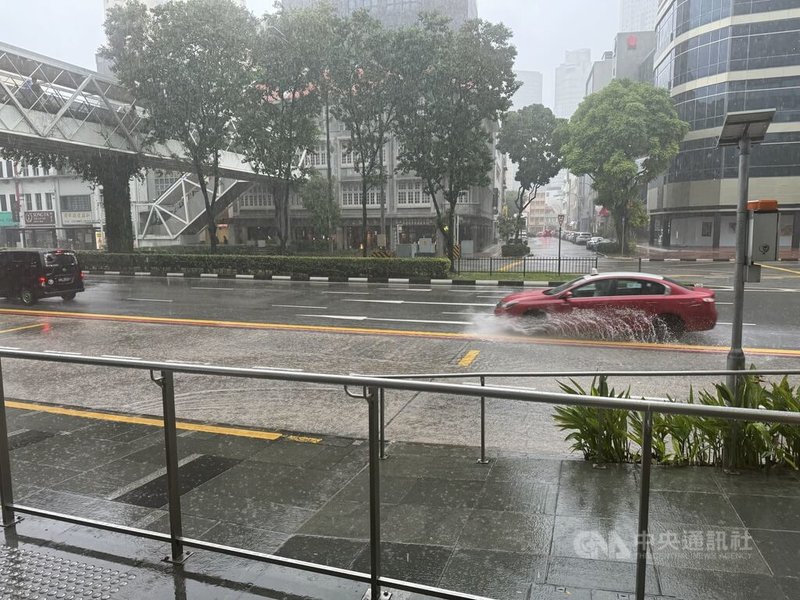 新加坡每年11月至隔年1月通常為雨季，29日傍晚強降雨是1978年以來最強單日降雨之一。中央社記者吳昇鴻新加坡攝  113年12月30日