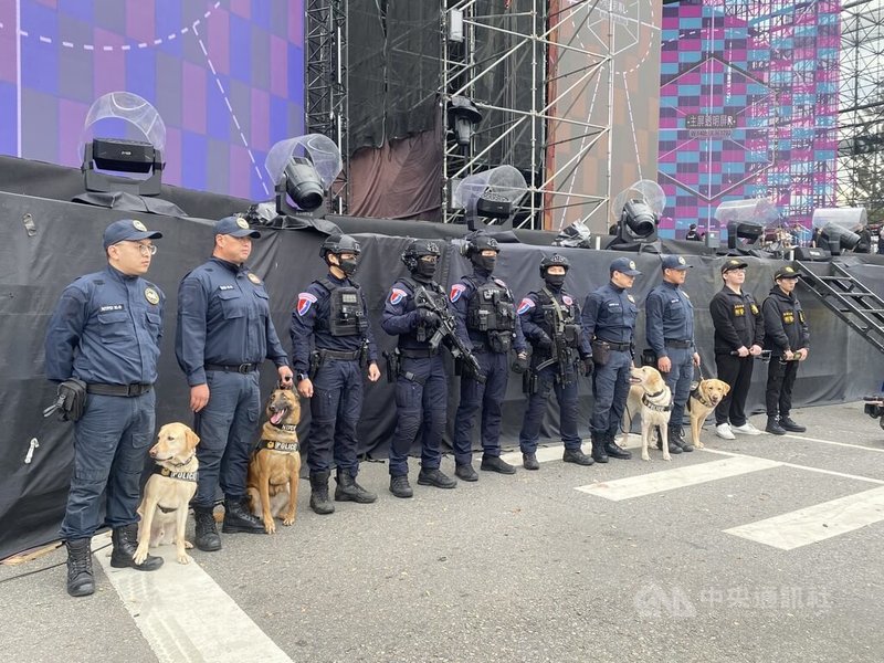 台北跨年晚會31日晚間登場，歌手張惠妹也在台北大巨蛋舉辦跨年演唱會，為因應眾多活動人潮，北市警方30日表示，已規劃1000名警力和8隻偵爆犬進行安全維護，並特別針對忠孝東路、光復南路、市民大道和菸廠路等路段加強交通疏導。中央社記者黃麗芸攝  113年12月30日