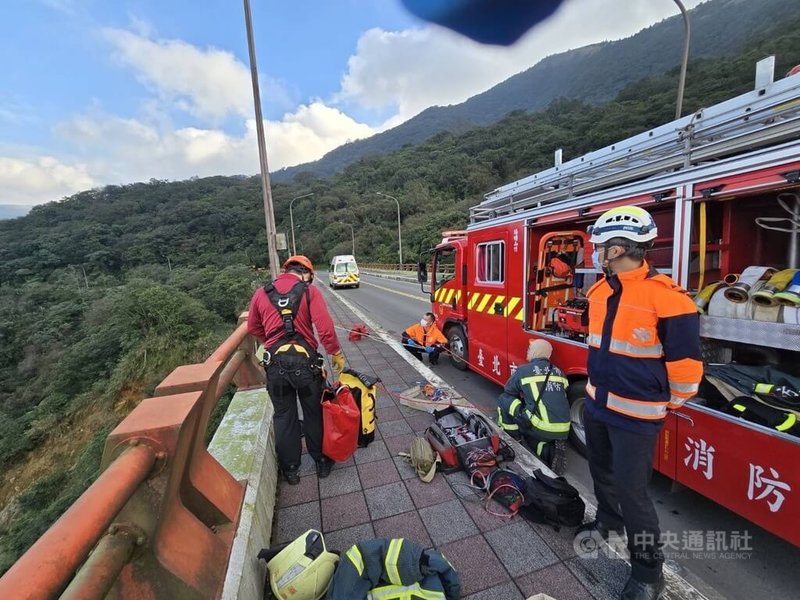 台北市消防局30日下午接獲警方通報，士林區馬槽橋有名女子倒臥橋墩受困，隨即派人車到場協助吊掛脫困，女子已明顯死亡；經轄區士林警分局比對死者特徵，發現與通報失蹤的52歲李姓女子相符。（翻攝照片）中央社記者黃麗芸傳真  113年12月30日