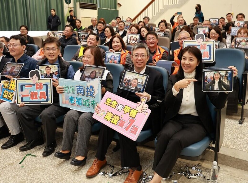 南投縣政府30日辦理「1師1載具、生生有平板」計畫啟動儀式，縣長許淑華（前右）說，縣府今年採購3777部平板，配發全縣非偏遠地區學校教師，成為全國首個達到全縣中、小學教師「1師1載具」縣市，後續加速補足提供非偏遠學校學生，達1生1部學習平板。（南投縣政府提供）中央社記者蕭博陽南投縣傳真  113年12月30日