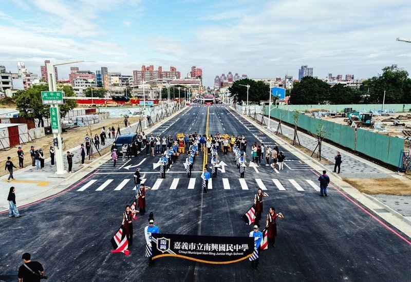 嘉義市建國二村、復興新村地區市地重劃工程主幹道新生路30日舉行通車祈福儀式，南興國中管樂旗隊演出。（嘉義市政府提供）中央社記者黃國芳傳真  113年12月30日