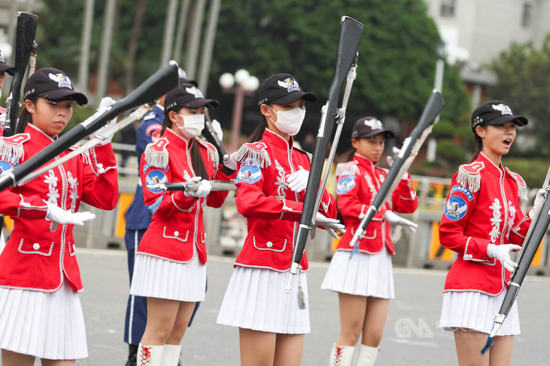 中華民國114年元旦總統府升旗典禮30日舉行總彩排，莊敬高職樂儀旗隊進行彩排。中央社記者吳家昇攝  113年12月30日