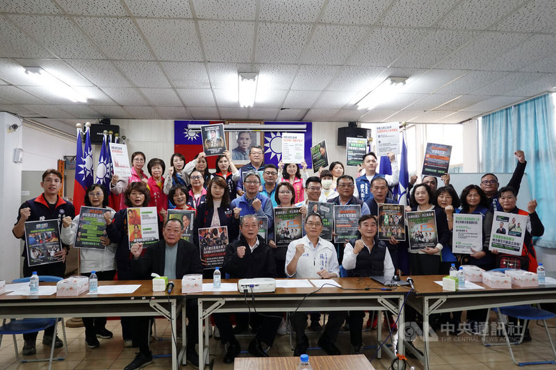 立院日前三讀通過財劃法修正，國民黨屏東縣黨部30日舉行「支持財劃法修正案把餅做大 分配更公平、經費更穩定」記者會，黨籍立委蘇清泉（前右2）出席，認為財劃法修正讓地方提升財政自主。中央社記者李卉婷攝  113年12月30日