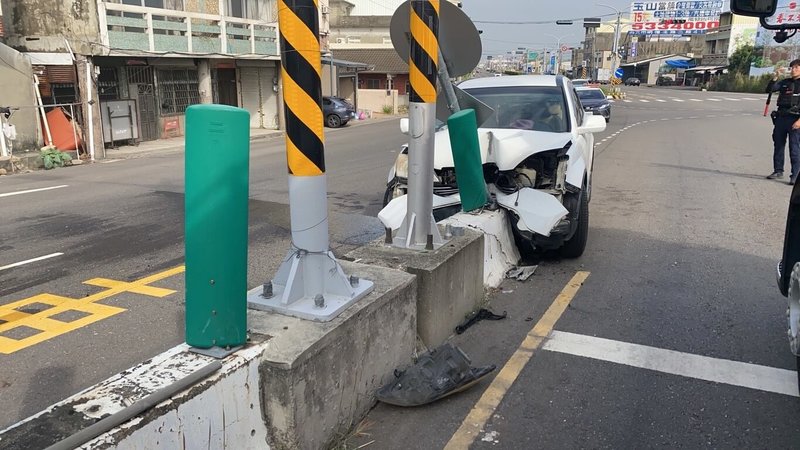 雲林縣消防局30日中午接獲民眾報案指稱，有自小客車自撞斗南鎮新光陸橋中央分隔島，救護人員抵達現場，沈姓駕駛命危，其妻左手骨折，2人送醫急救。（雲林縣消防局提供）中央社記者姜宜菁傳真  113年12月30日