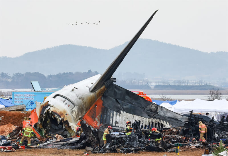 濟州航空失事客機機身幾乎全毀。(韓聯社)