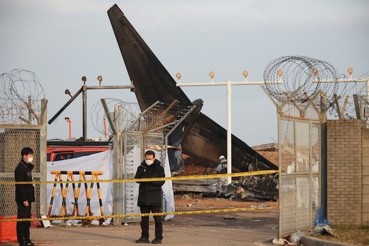 韓國濟州航空客機29日降落時衝出跑道撞向機場圍牆，隨後爆炸起火造成179死2傷。（路透社）