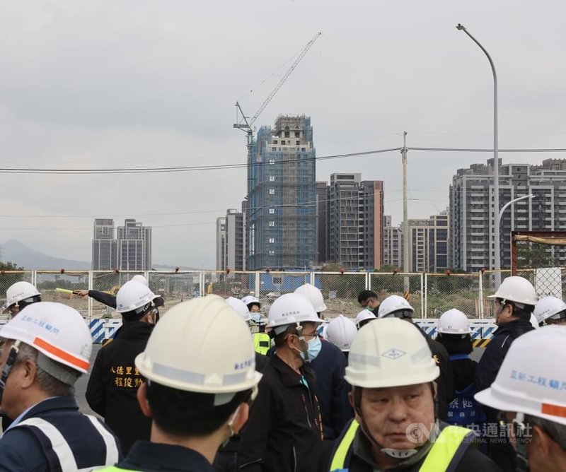 新北市新泰塭仔圳市地重劃工程持續進行中,莊泰路完工後與領航路銜接,可以紓解新北大道、中環路之間區域壅塞的問題。圖為30日上午新北市政府工作人員等待新北市長侯友宜抵達視察。中央社記者趙世勳攝 113年12月30日