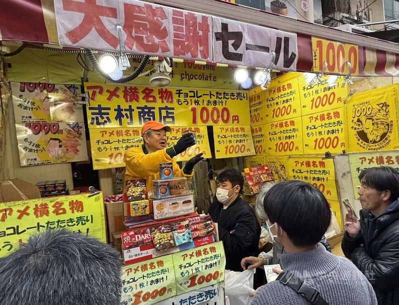 東京上野阿美橫近日湧入大批前來購買年菜食品的民眾,販售巧克力的店家「志村商店」老闆叫賣術高超,經媒體報導後,生意興隆。中央社記者楊明珠東京攝 113年12月30日