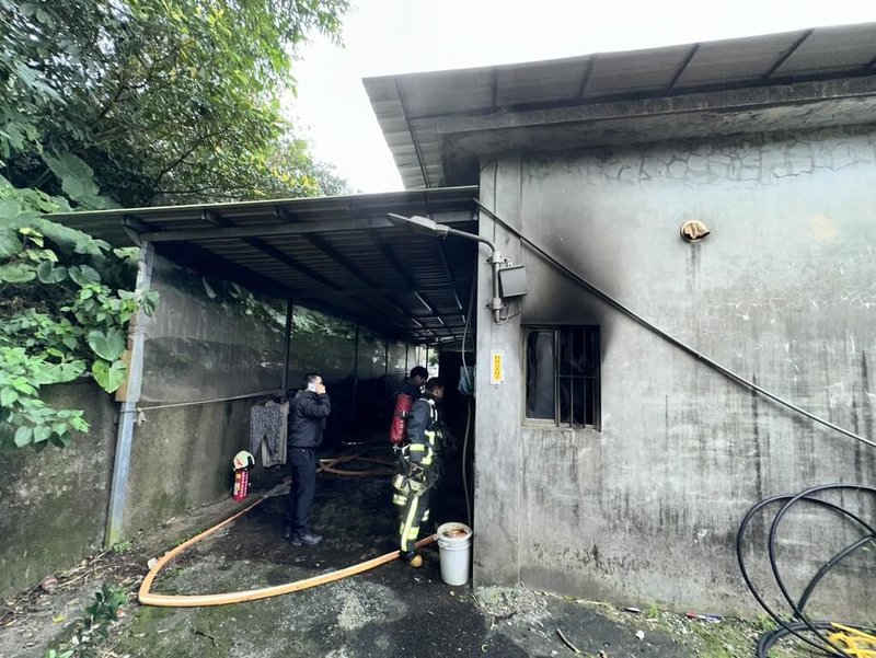 新北市瑞芳區籠山路一間民宅31日發生火警，消防局獲報出動人車救援，下午1時46分從火場救出梁姓女子，但梁女已失去呼吸、心跳，經送醫急救後宣告不治。（讀者提供）中央社記者王朝鈺傳真  113年12月31日