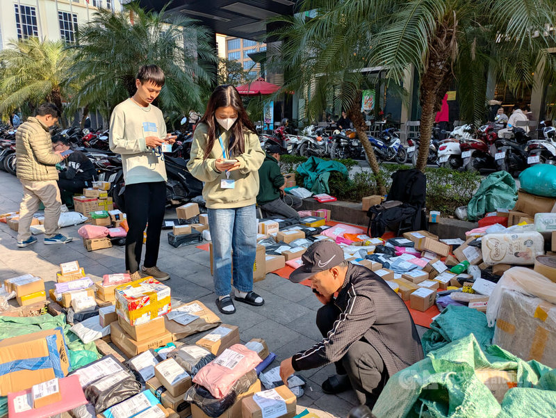 有調查顯示，越南每天網購成交額可達新台幣10億元，且還在高速成長中。大量網購包裹每天都會堆積在市區的辦公大樓外廣場等待上班族領取。中央社記者陳家倫河內攝  113年12月31日