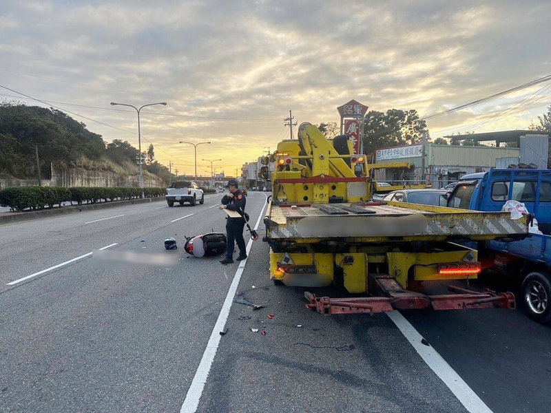 施姓男大生30日下午騎機車欲前往南投武嶺，行經台1線苗栗通霄路段，疑因逆光不慎撞及停在路邊的拖吊車，頭部重創不治，拖吊車駕駛因違規停車，依過失致死罪嫌送辦；詳細肇事責任尚待釐清。（警方提供）中央社記者管瑞平傳真  113年12月31日